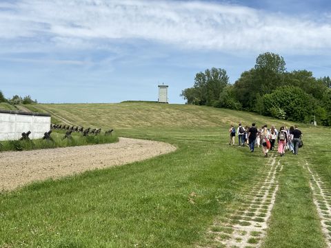 Besuchergruppe am Grenzdenkmal Hötensleben 