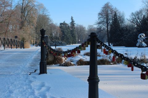 Brücke mit Liebesschlössern im Schlosspark in Wolfsburg im Winter